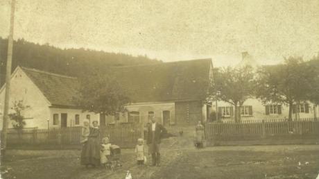 Historische Aufnahmen wie diese vom Baumeisterhof aus dem Jahr 1914 machen den Baarer Gemeindekalender zu etwas Besonderem. Sie sorgen außerdem für Gesprächsstoff bei den Bürgerinnen und Bürgern. Der Baumeisterhof befand sich einst an der heutigen Schulstraße, Hausnummer 25.