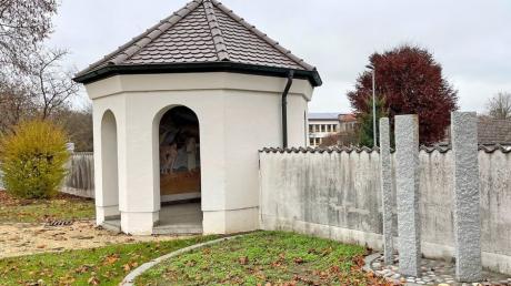 Für eine Bestattung im Urnenfeld berechnet die Gemeinde 220 Euro