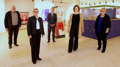 Von links: Michael Metz, Angelika Schuster-Fox und Thomas Schindler, Leiterin des Schulmuseums Johanna Haug sowie die Fotografin Heidemarie Kirchner.