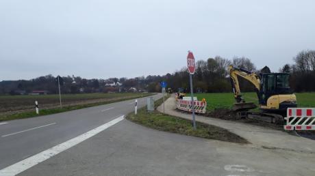 Die LEW-Verteilnetz hat mit der Verlegung des neuen Stromkabels nach Blankenburg begonnen. Im Zusammenhang erfolgt die von der Gemeinde beauftragte Beleuchtung des Geh- und Radweges.