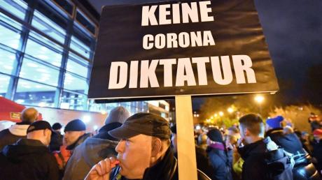 Vor dem Thüringer Landtag prostierten Impfgegner und Impfgegnerinnen gegen die Corona-Politik.