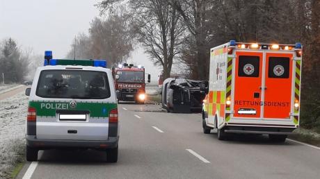 Bei einem Unfall in Holzheim hat sich ein Wagen überschlagen.