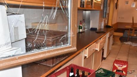 Unbekannte sind über ein Fenster in das Sportheim des TSV Ebermergen eingedrungen und haben einigen Schaden angerichtet.