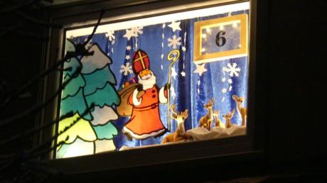 Ein stimmungsvolles Bild aus der letztjährigen Adventsfensteraktion in Kellmünz. Auch dieses Jahr werden wieder 24 Fenster im Ort leuchten.