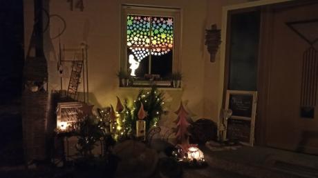 Ein Adventsfenster des vergangenen Jahres zeigte dieses bezaubernde Sternenkind. Auch dieses Jahr leuchten in Obenhausen wieder Fenster und Hauseingänge.