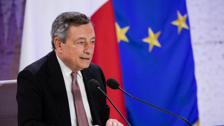 I fili si uniscono a lui: il presidente del Consiglio Mario Draghi è l'uomo più forte d'Italia.