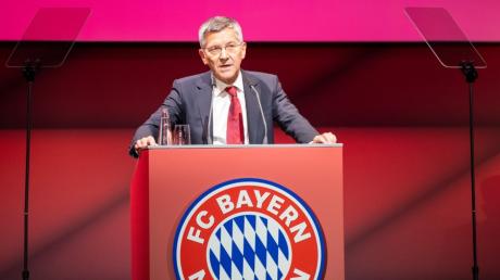 Bayern Münchens Präsident Herbert Hainer spricht auf der Jahreshauptversammlung. Das Verhältnis zwischen Fans und Klub war schon harmonischer.