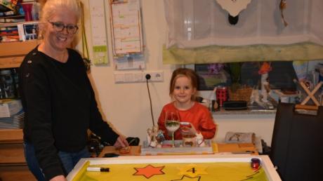 Gabi Kollmer und Tochter Nele machen ihre Sterntaler-Deko noch fertig. Sie sind beim ersten begehbaren Adventskalender in Oberroth mit dabei.