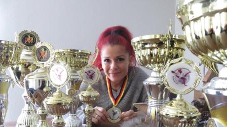 Michaela Majsai hat - Medaillen und Pokale zeigen es - mit ihren Tänzerinnen und Tänzern zahlreiche Erfolge errungen. 