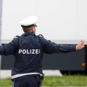 Die Polizei hat bei Zusmarshausen einen Schwertransport begleitet. Doch es kam zu einem Unfall.
