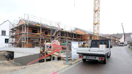 Der Bau des Mehrgenerationenhauses mit Tagespflege in Gundremmingen schreitet voran. Am Donnerstag wurde im Gemeinderat über die Gestaltung der Außenanlagen diskutiert.