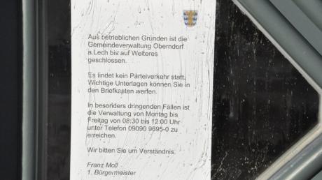 Das Rathaus in Oberndorf ist wegen eines Corona-Ausbruchs für den Parteiverkehr geschlossen. Ein Schreiben an der Tür informiert mögliche Besucherinnen und Besucher.