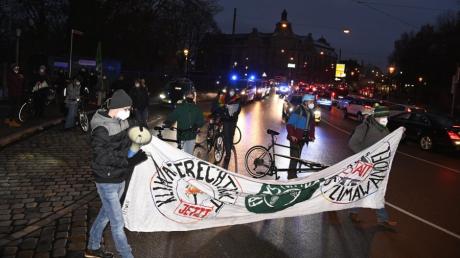Nach der sogenannten Public Climate School fand in Augsburg eine abschließende Demonstration für Klimagerechtigkeit statt.