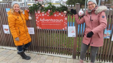 Stefanie Mögele (links) und Sonja Huber bieten an zwei Stellen einen Adventszaun in Gessertshausen an. Diese Aktion war im vergangenen Jahr bereits sehr gut angenommen worden.