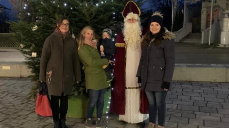 Elli Rath, Katja Pestel mit ihrem Fabian, Nikolaus Uli Lidl und Christiane Steber verbreiten gemeinsam ein bisschen Weihnachtsgefühl in der Rieder Ortsmitte.