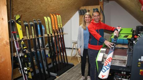 Jana und Jürgen Streitel haben über ihrer Garage in Gennach eine Skiservice-Hütte eingerichtet.
