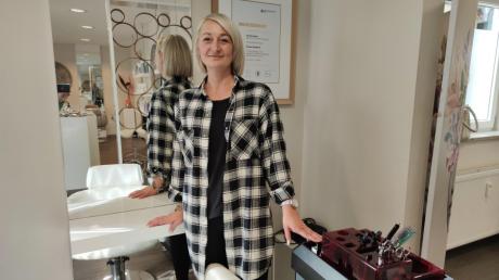 Friseurmeisterin Christina Weis hat sich Anfang Juli am Marktplatz in Pöttmes mit dem Geschäftsmodell Stuhlmiete selbstständig gemacht.