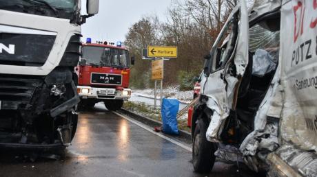 Beim Zusammenstoß mit einem Lkw auf der B25 bei Harburg wurden drei Männer eines Kleintransporters verletzt, einer davon lebensgefährlich.