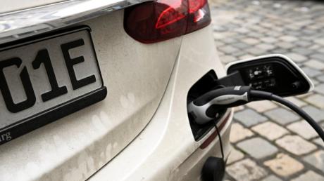Die Zahl der in Augsburg neu zugelassenen Elektrofahrzeuge steigt.