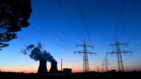 Das Atomkraftwerk in Gundremmingen wieder unter Dampf? Bayerns Wirtschaftsminister Aiwanger will eine Wiederinbetriebnahme prüfen lassen.