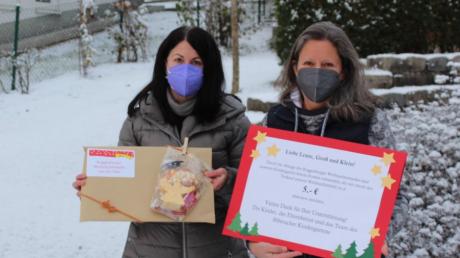 Die Elternbeiratsvorsitzende Sonja Neuhäusler (links) und Kindergartenleiterin Brigitte Gonnermann mit dem Produkt, das Weihnachtsmarkt-Stimmung in die Haushalte bringen soll.   