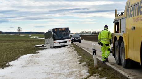 Auf den Straßen im Landkreis Landsberg hat es zahlreiche Unfälle auf winterlichen Fahrbahnen gegeben.  Zwischen Prittriching und Egling rutschte beispielsweise ein Bus in den Graben.