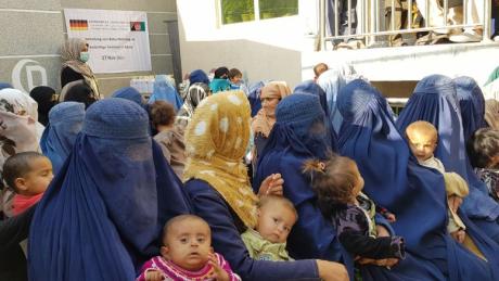 Mütter mit Babys stehen Schlange in einer Einrichtung der deutschen Hilfsorganisation Kinderhilfe Afghanistan. Dort erhalten sie dringend benötigte Säuglingsnahrung. 