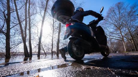 Mit seinem Motorroller gestürzt ist ein 31-Jähriger aufgrund eines technischen Defekts in Balzhausen.