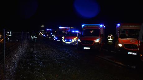 Auf der A7 bei Dettingen an der Iller verunglückt ein Kleinbus. Ein Mann kommt dabei ums Leben. Kräfte der Feuerwehr erleben den Einsatz wie im Film.