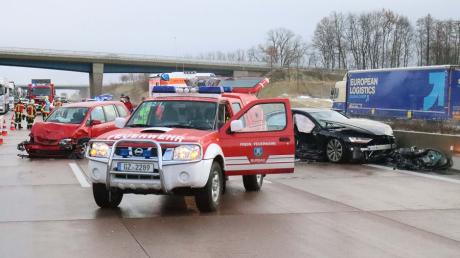 Auf der A8 bei Unterknöringen kam es zu einem Unfall. Zwei Personen wurden leicht verletzt, eine schwer. Die Feuerwehr Burgau half an der Unfallstelle.