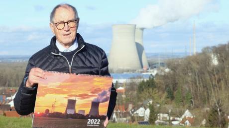 "2022 - Goodbye forever": Der Jahreskalender von Gundremmingens Pfarrer a. D. Richard Harlacher dokumentiert anhand von Bildern aus fünf Jahrzehnten
das Entstehen des Kernkraftwerks bis kurz vor dem Zeitpunkt, bevor es abgeschaltet wird.
