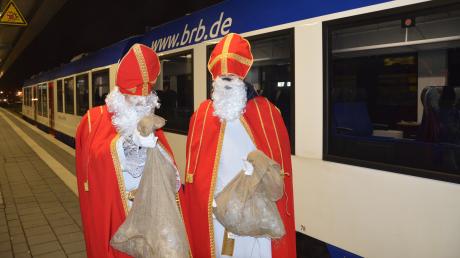 Im Auftrag der BRB unterwegs: Nikoläuse bereiten den Fahrgästen am 6. Dezember eine Freude. 