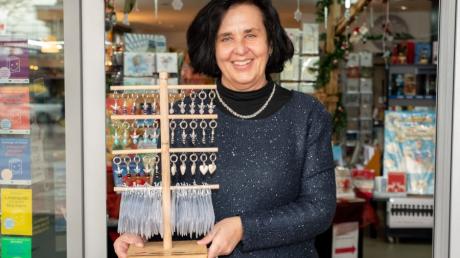 Buchhändlerin Elke Eser unterstützt Marion Schmid und bietet in ihrer Buchhandlung in Meitingen die Rainbow-Engel und Rainbow-Herzen zum Verkauf an.