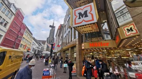 Die Hirschstraße in Ulm, das Herz der Fußgängerzone. Im Kaufhaus des Drogeriekönigs Müller gilt 3G, in vielen anderen Geschäften hingegen 2G.