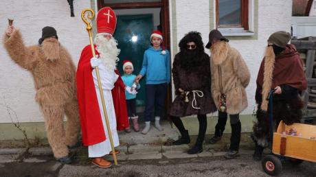 Besuch vom Nikolaus: Katharina und Noah Riebler freuten sich über das kleine Geschenk.
