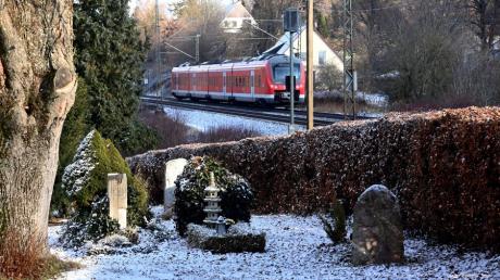 Die Bahnstrecke führt wenige Meter am Friedhof in Westheim vorbei. Bei einem Ausbau müssten zahlreiche Gräber verlegt werden.