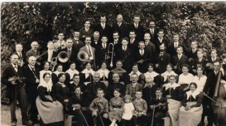 Der Kirchenchor aus Thierhaupten im Jahr 1921. Mittig zu sehen ist Pfarrer und Dekan Franz Xaver Stark.