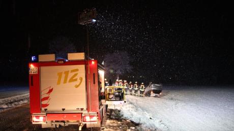 Auf der schneeglatten Straße ist am Mittwochabend ein Auto bei Klingen von der Fahrbahn abgekommen.