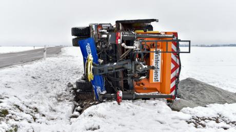 Zwischen Egling und Prittriching ist am Mittwoch ein Räumfahrzeug umgekippt. Im Landkreis Landsberg gab es aufgrund der starken Schneefälle etliche Unfälle.