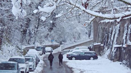 Durch das Winterwetter waren zahlreiche Straßen und Plätze am Mittwoch in Neuburg eingeschneit.