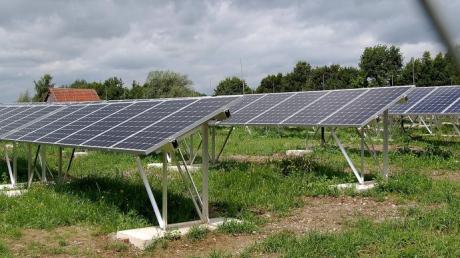Eine solche große Photovoltaik-Freiflächenanlage wie diese hier im nahen Kirchheimer Gemeindeteil Derndorf Landkreis Unterallgäu soll im Süden von Obergessertshausen gebaut werden.