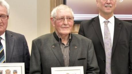 2020 bekam Gottlieb Wiedemann die Bürgermedaille des Marktes Burtenbach verliehen. Jetzt ist der 81-Jährige überraschend gestorben.