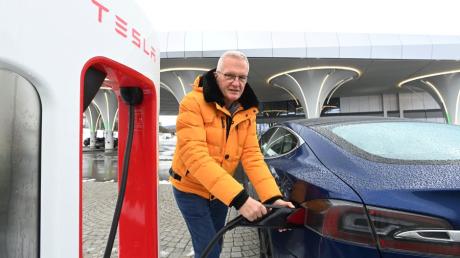 Um seinen blauen Tesla zu laden, fährt Udo Scherber aus Augsburg regelmäßig zur Stromtankstelle nach Zusmarshausen.