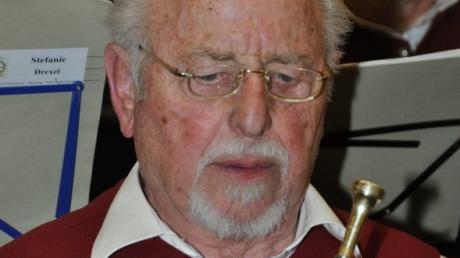 Kurz nach seinem 85. Geburtstag ist Adolf Beckel, das älteste aktive Mitglied des Musikvereins Walkertshofen, gestorben.