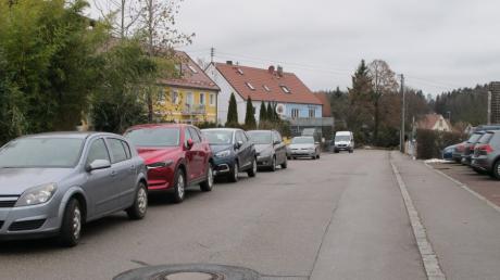 Die Parksituation in Obergriesbach beschäftigte am Dienstag den Gemeinderat. Hier ein Blick auf die Schlossstraße. Im nächsten Jahr soll es Halteverbotsschilder geben.