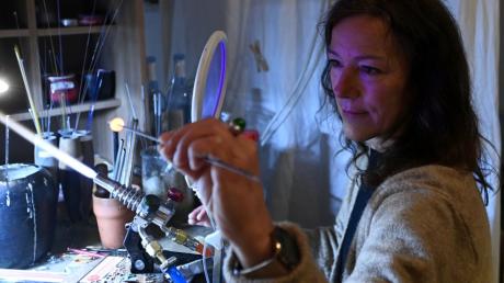 Von der Scheibe zur Perle: Uta Rieger formt in ihrer Werkstatt in Adelsried Schmuck aus Glas. 