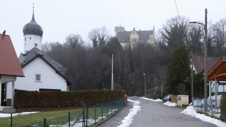 Die Gemeinde Haldenwang hat eine Bauvoranfrage für eine dreigeschossige Wohnanlage mit 17 Wohneinheiten gegenüber der Kirche und unterhalb des Schlosses abgelehnt.