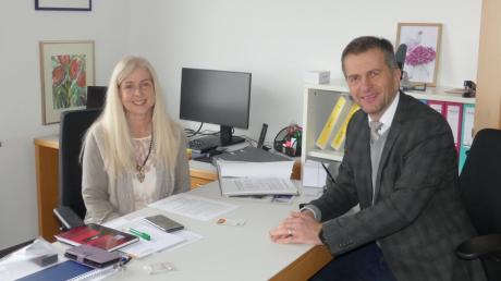 Quartiersmanagerin und Seniorenvertraute Andrea Müller mit Bürgermeister Michael Obst an ihrem Schreibtisch im Kellmünzer Rathaus.