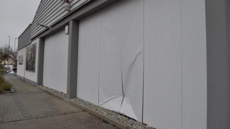 Deutlich zu sehen ist hier die eingedrückte Wand des Supermarkts in Kaisheim. Eine Autofahrerin verursachte den Schaden.