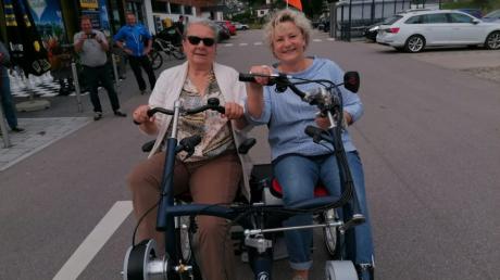 Christine Maier beim Probefahren mit dem Seniorentandem in Ried mit der dortigen Quartiersmanagerin Claudia Bordon-Vieler.